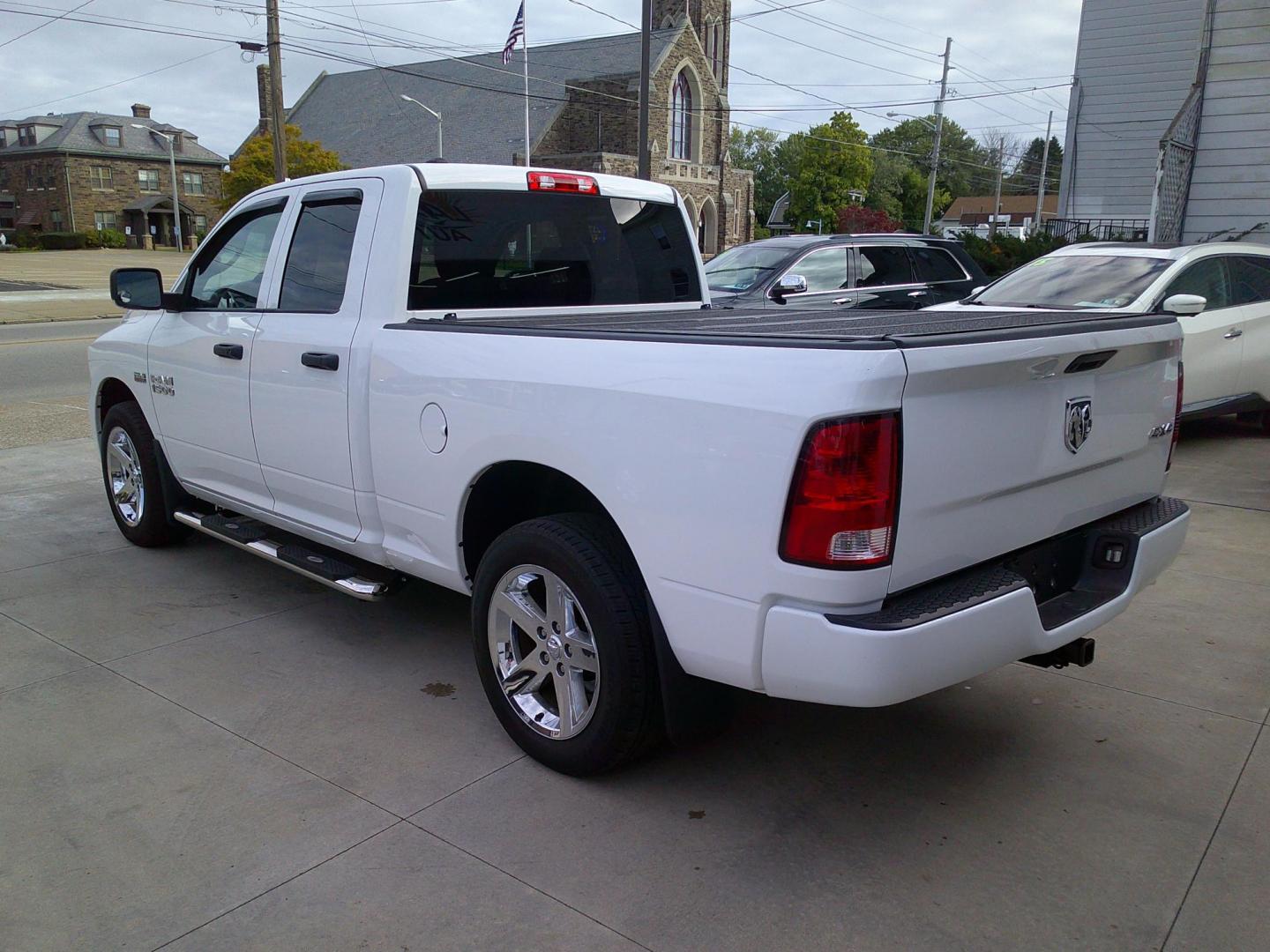 2018 Bright White /Greystone RAM 1500 Express Quad Cab (1C6RR7FT7JS) with an 5.7L V8 OHV 16V engine, 8 Automatic transmission, located at 827 W 26th Street, Erie, PA, 16508, (814) 455-3401, 42.105431, -80.090942 - Photo#5