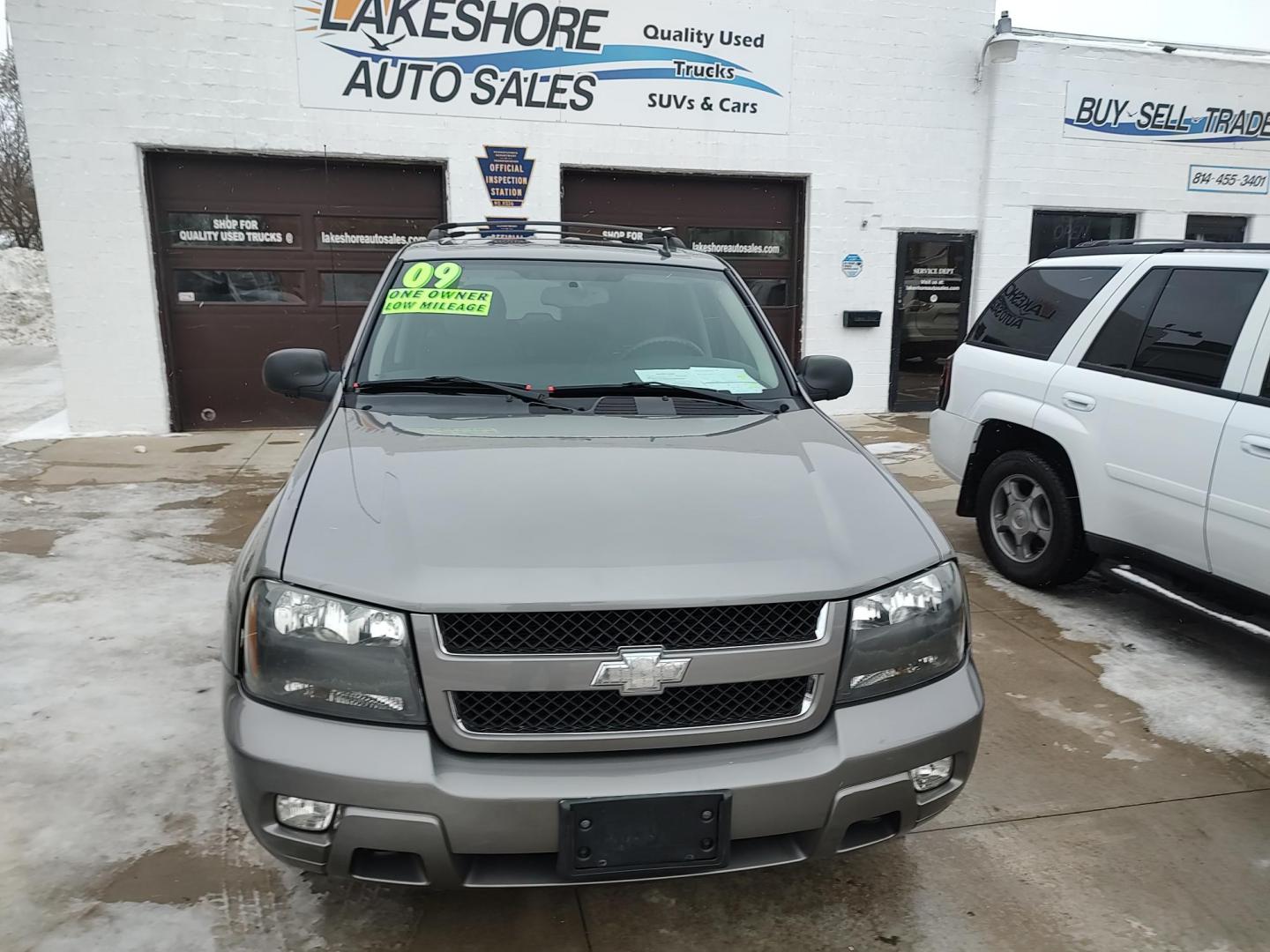 2009 Graystone Metallic /Graphite Chevrolet TrailBlazer LT 4WD (1GNDT33SX92) with an 4.2L L6 DOHC 24V engine, 4-Speed Automatic transmission, located at 827 W 26th Street, Erie, PA, 16508, (814) 455-3401, 42.105431, -80.090942 - Thanks for looking at our super low mileage accident-free new Chevy trade. This is the LT model with four-wheel drive, power sunroof and drivers seat, trailer tow package, both keys and remotes, the factory window sticker, the owner's manuals plus it comes with Weathertech floor mats and the factory - Photo#2